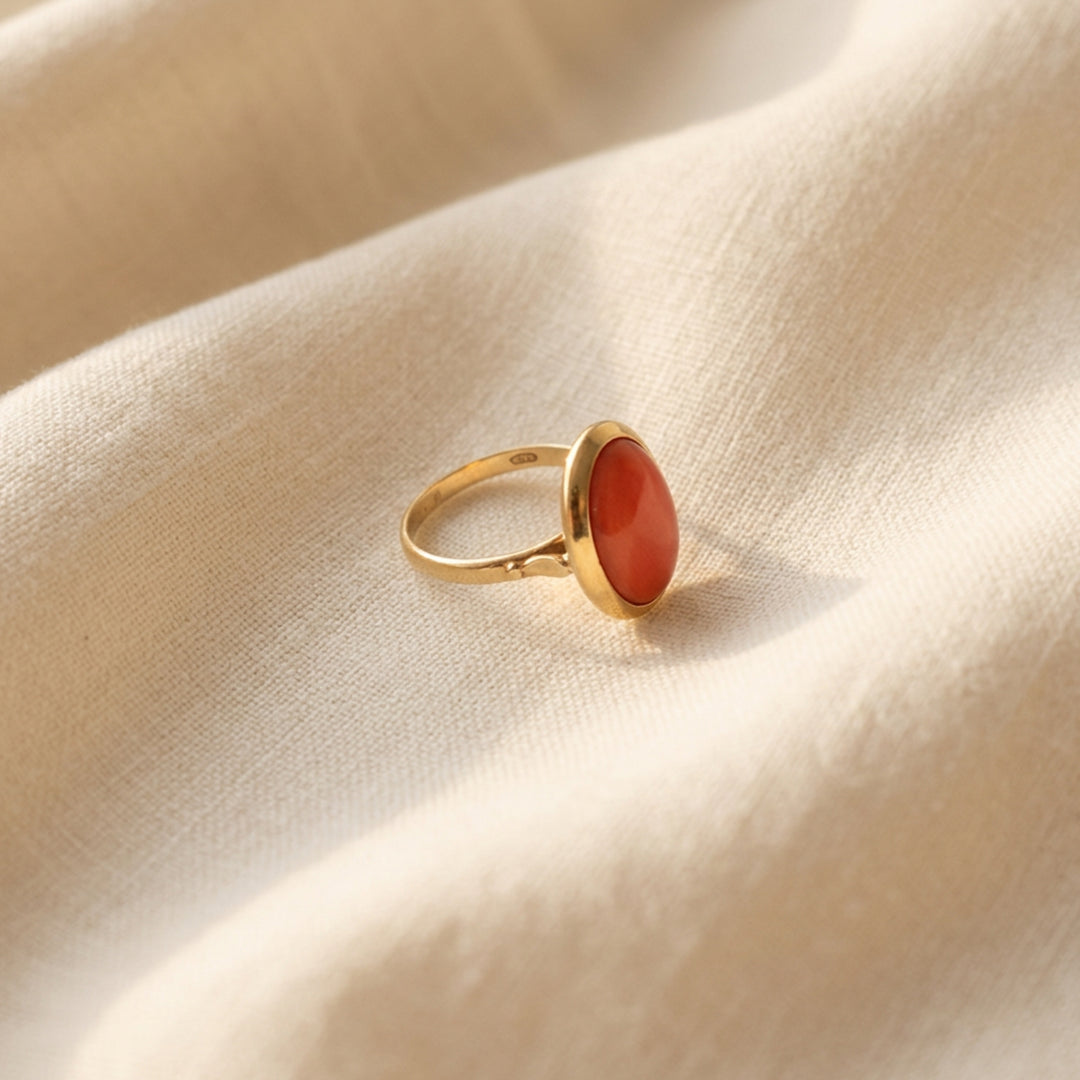 Anello in Oro Giallo con Corallo