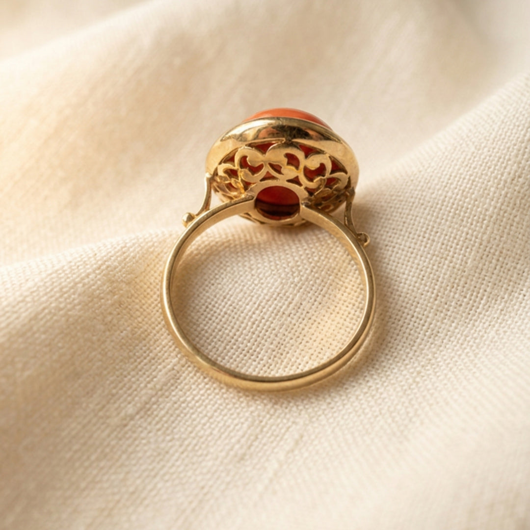 Anello in Oro Giallo con Corallo