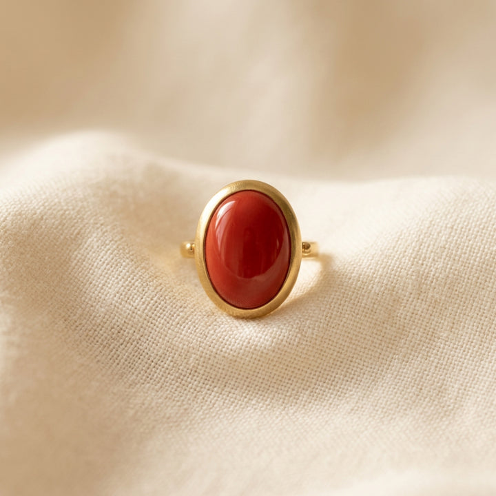 Anello in Oro Giallo con Corallo