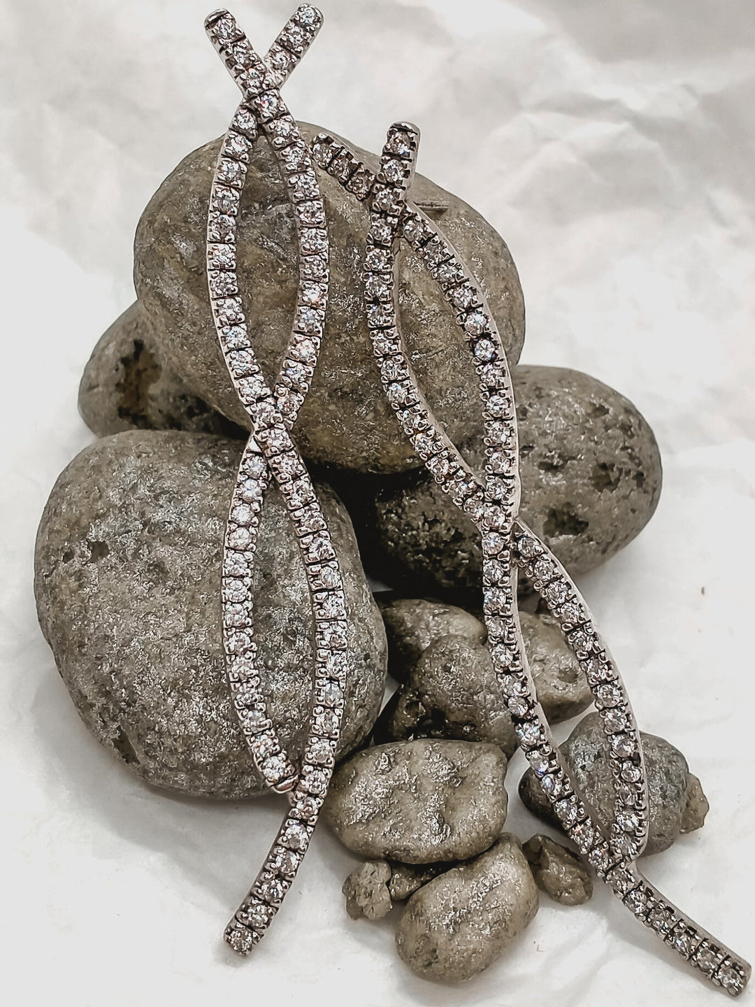 Orecchini a lobo pendenti con zirconi - Cagnani Oreficeria Orologeria Argenteria P.IVA: 01394740409
