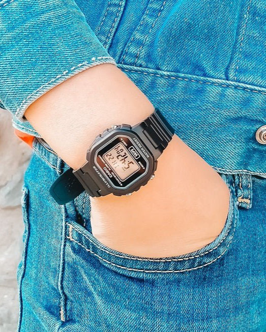 Orologio digitale Casio vintage cinturino in resina - Cagnani Oreficeria Orologeria Argenteria P.IVA: 01394740409